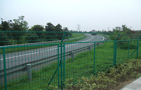 高速公路<a href=http://www.dyjybw.cn target=_blank class=infotextkey>護(hù)欄網(wǎng)</a>價(jià)格